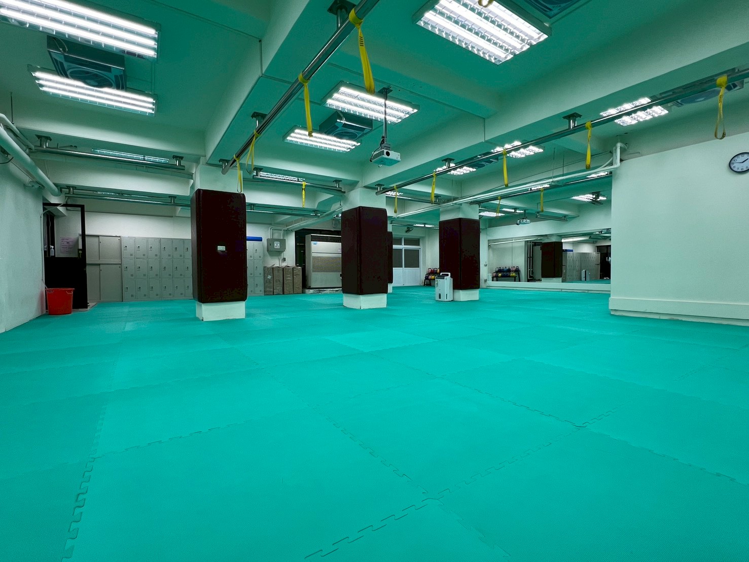 另一個角度第三教學大樓地下室多功能教室場館照片，顯示多功能教室空間與設備