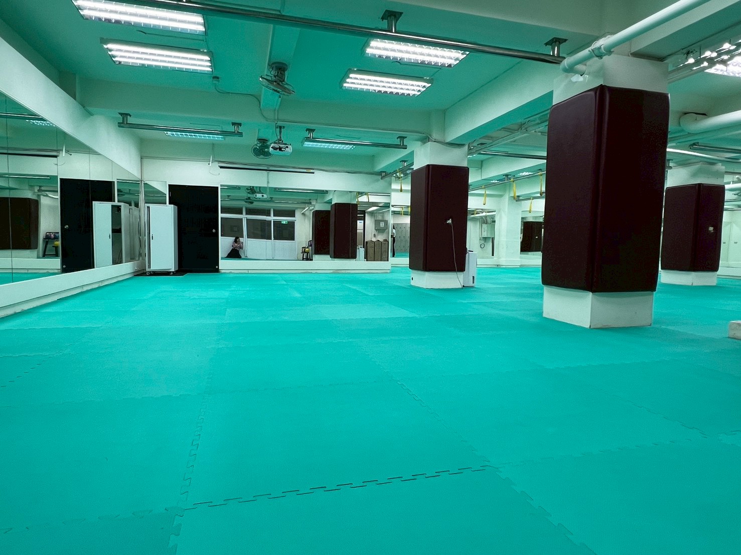第三教學大樓地下室多功能教室場館照片，顯示多功能教室室內空間