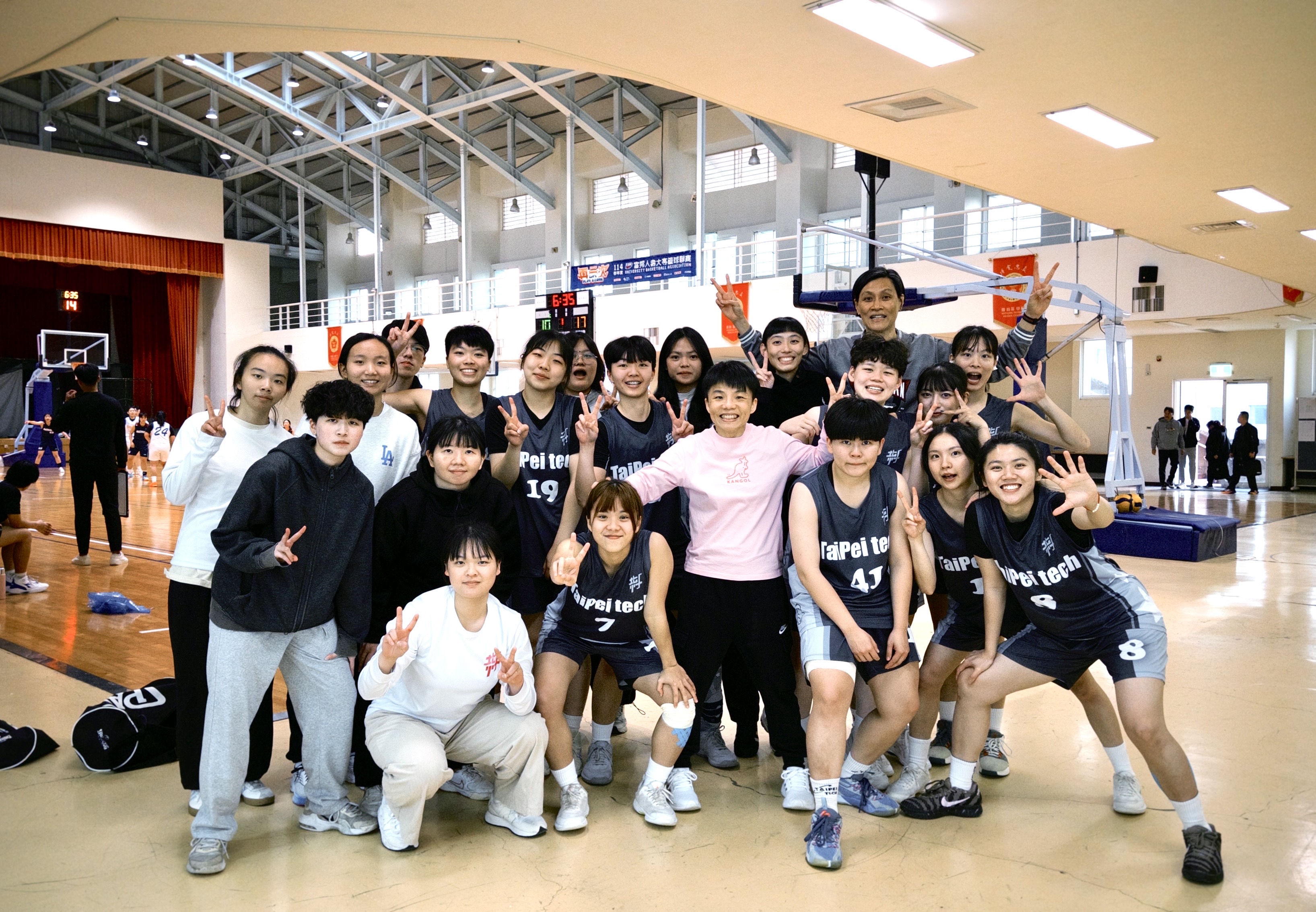 女子籃球隊團體照片
